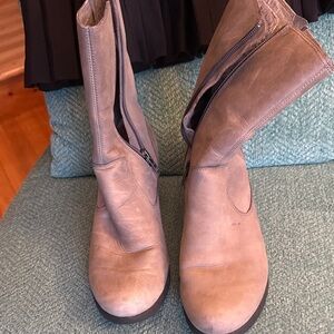 Women's Ugg in Grey Leather Boots